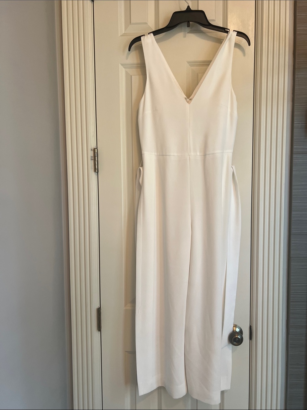 Club Monaco White Sleeveless V-Neck cropped Jumpsuit